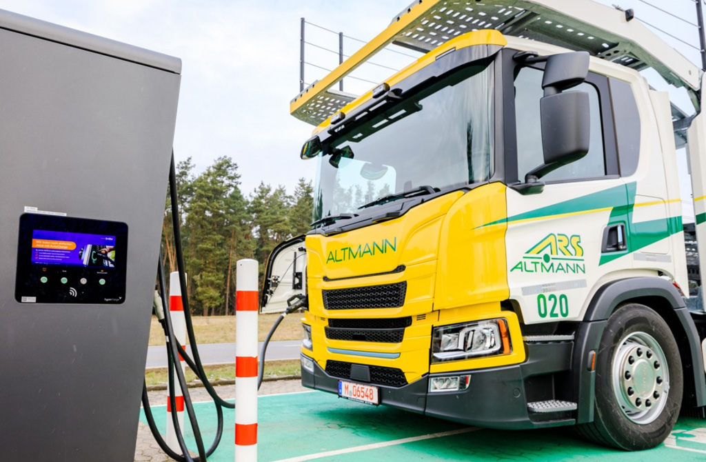 Paul Nutzfahrzeuge - Scania V8 Power combined with a hydrostatic drive,  implemented by Paul – the perfect carrier for the Traffic-Lines  ultra-high-pressure waterblasting system. @ttl traffic-lines GmbH Scania  Group #scania #v8 #r770 #