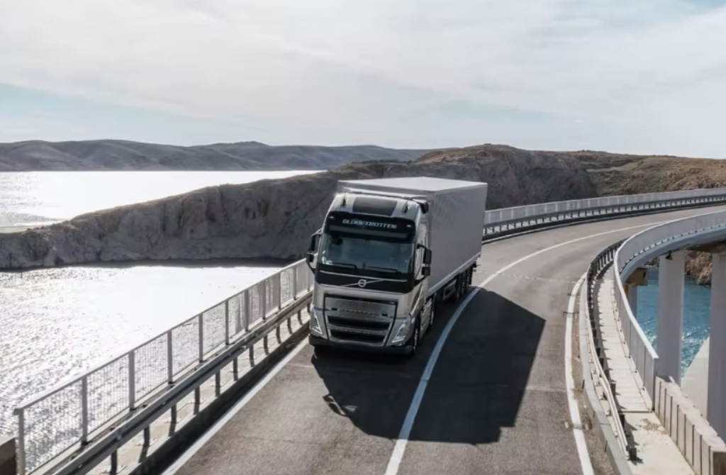 Volvo Trucks – Volvo FH celebrating 30 years on the road 